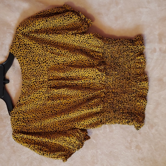 Crescent smocked waist crop top blouse - Picture 4 of 9